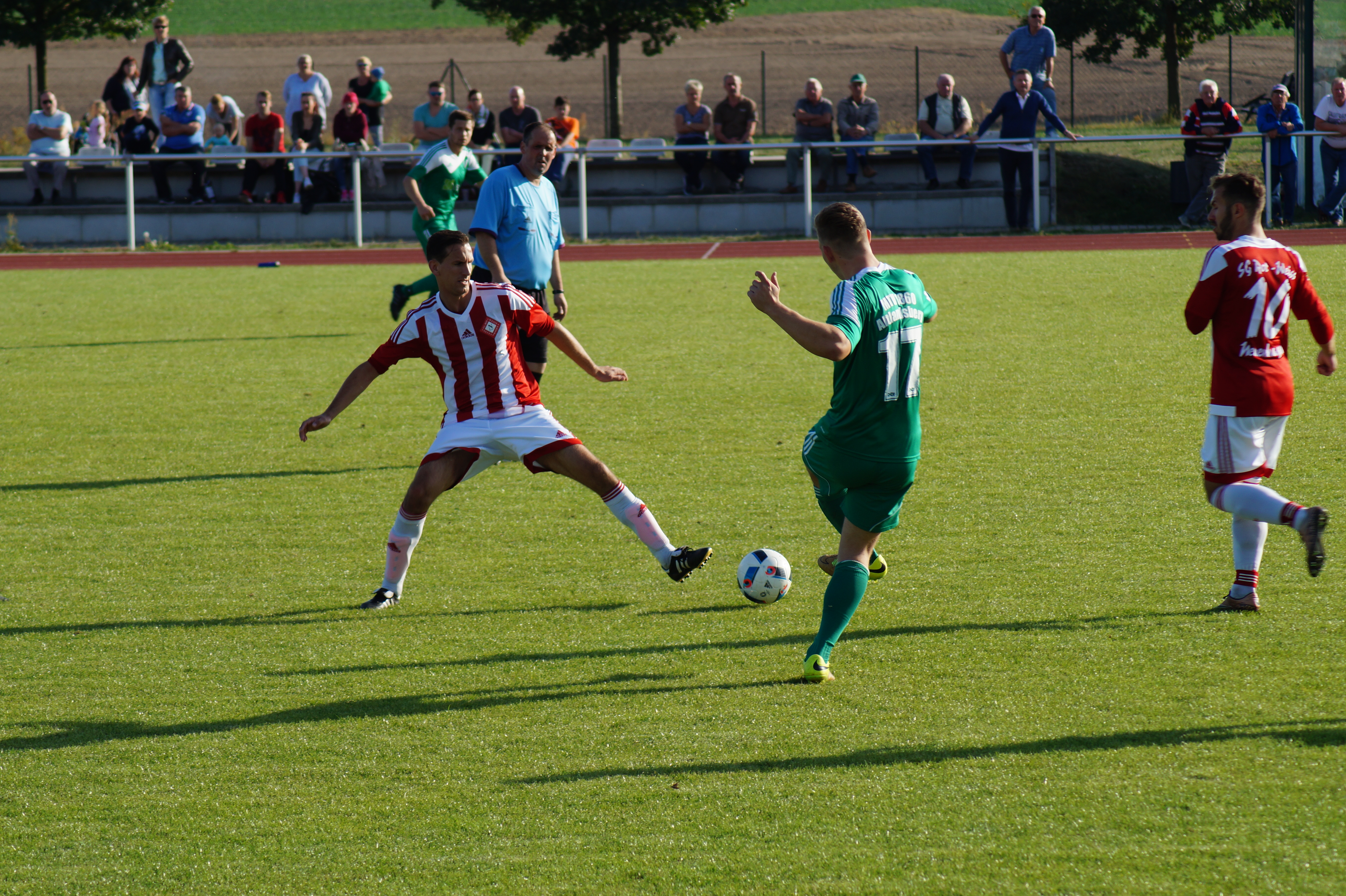 Neuenhagens Enrico Butter (l.) und Altlandsbergs Fabian Hartmann im Duell. Foto: ck.