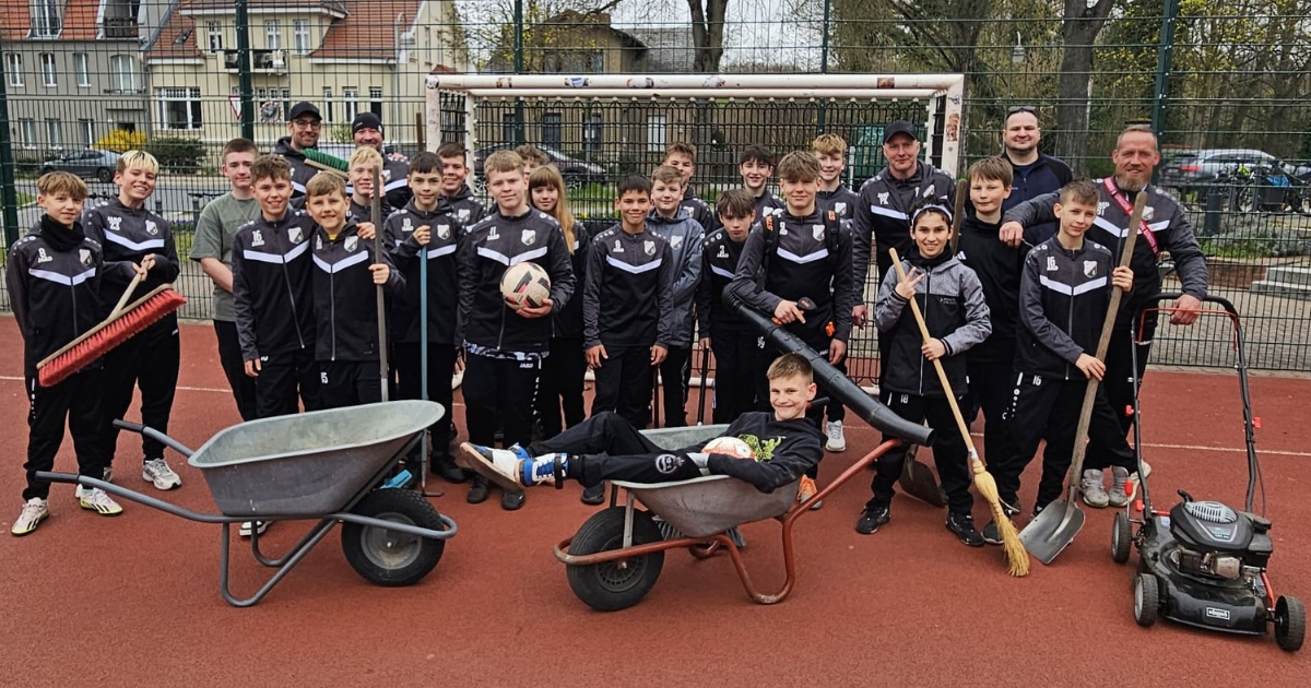 MTV 1860 Altlandsberg: D-Junioren reinigen den Bolzplatz – Ein starkes Zeichen für Gemeinschaft und Engagement